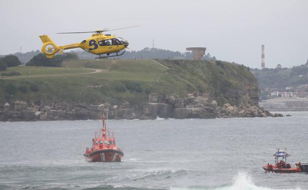 Una persona fallecida y otra herida tras el vuelco de una lancha en Gijón