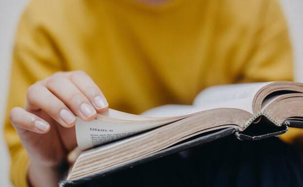 La Biblia, ¿namás lliteratura? Una llectura dende la fe