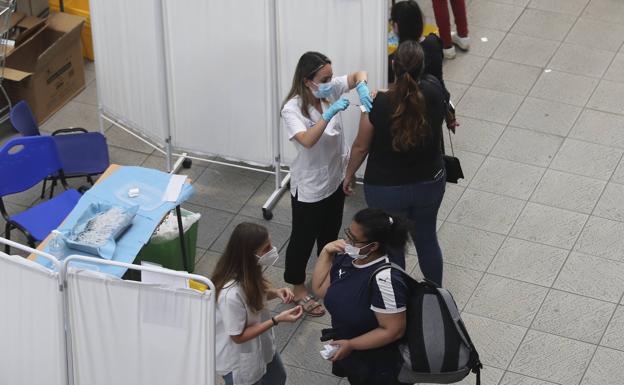 «Sería un error no tomar medidas extraordinarias contra esta quinta ola», sostiene el consejero de Salud
