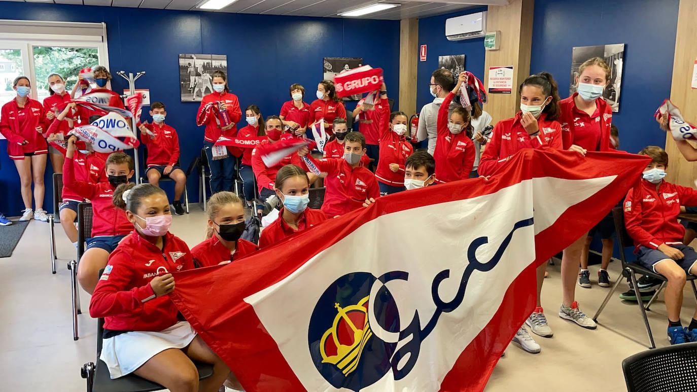 La sección de tenis del Grupo Covadonga anima a Pablo Carreño