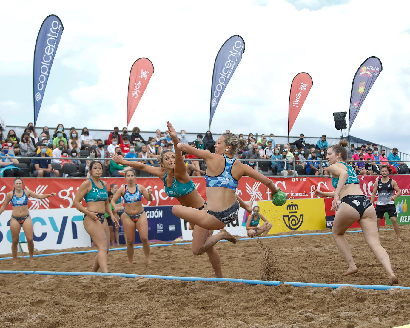 Balonmano en la playa de Poniente