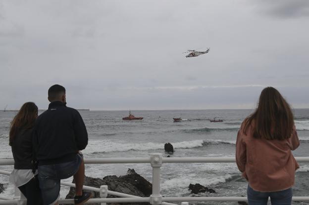 Un fallecido y un herido al volcar una pequeña embarcación en Gijón