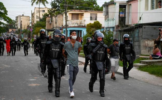 Washington sanciona a la Policía cubana por la represión