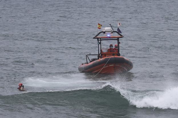 Una gran ola partió en dos la embarcación en la que falleció un hombre y otro resultó herido