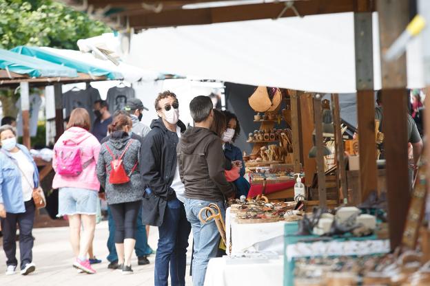 El puerto de San Esteban recupera su mercado artesano