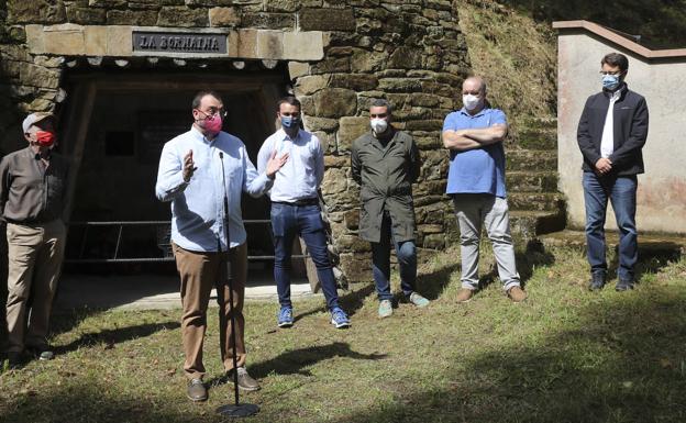 Barbón llama a combatir el «ataque de revisionismo histórico» con argumentos jurídicos