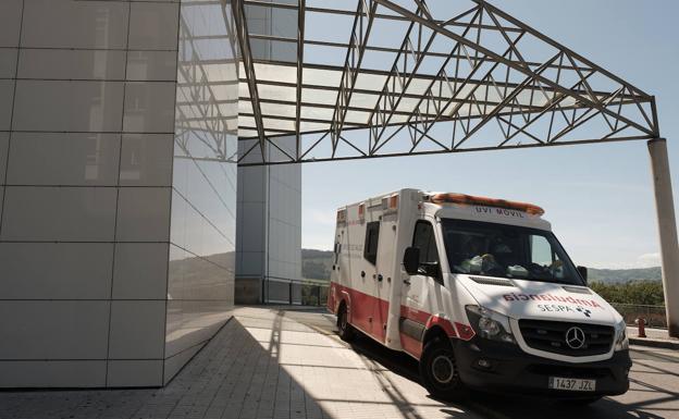 Cae desde ocho metros al ceder el tejado de una nave de Tremañes en la que presuntamente iba a robar