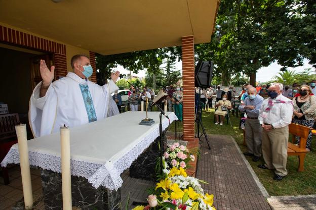 Lugones y Lieres celebran misas al aire libre por las fiestas de El Carbayu y La Salud