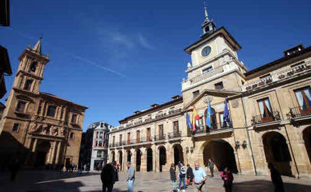 El Ayuntamiento de Oviedo anuncia entre críticas «el mayor presupuesto» en becas escolares