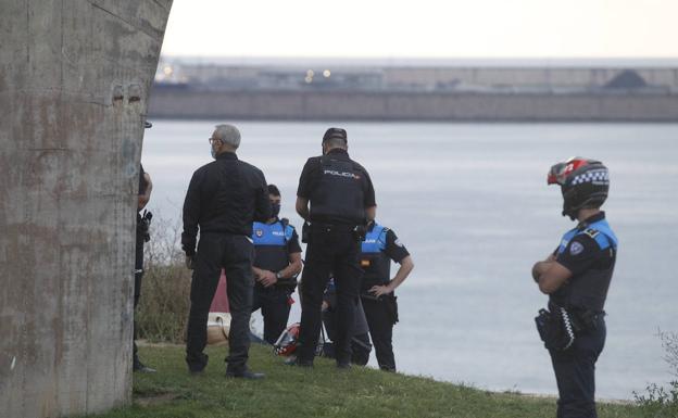 La Policía evita que una joven se precipitara desde el cerro de Santa Catalina en Gijón
