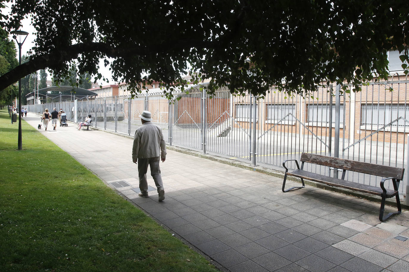 Dos chicas trataron de evitar la paliza que propinó un grupo de jóvenes a otros dos en El Llano