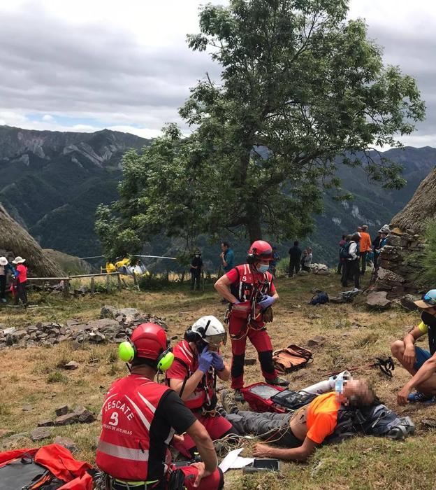 Trasladado en helicóptero un hombre de 62 años que sufrió un dolor en el pecho en una braña de Somiedo