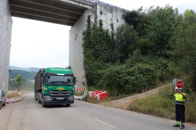 Salas y Tineo claman contra «los perjuicios del nuevo corte vial en negocios y turismo»