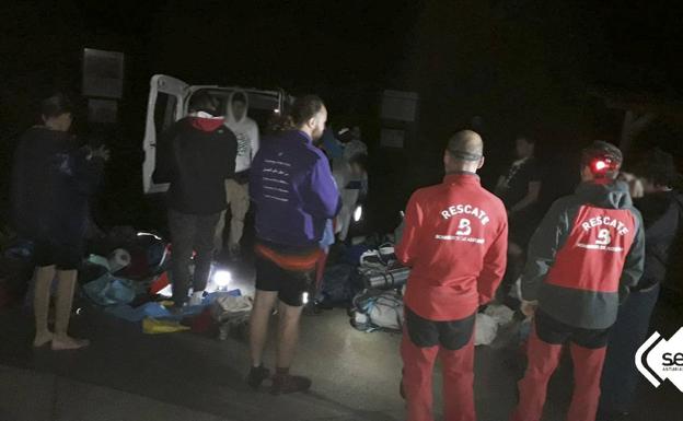 Rescatadas quince personas, diez de ellas menores, que se perdieron en los Lagos de Covadonga