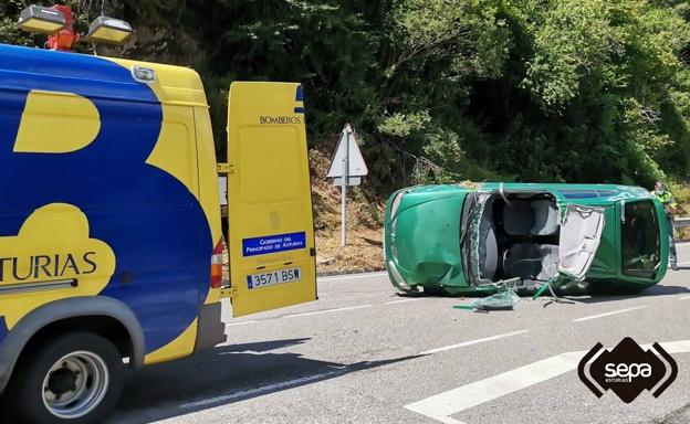 Dos heridos tras volcar el turismo en el que viajaban en Belmonte de Miranda