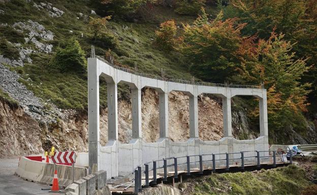 El Principado se compromete a tener listas este mes las viseras antialudes de la carretera de Sotres