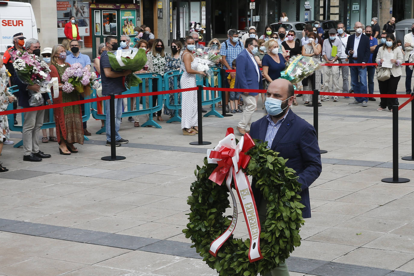Gijón homenajea con flores a su vecino más ilustre