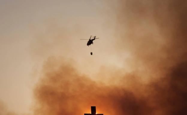 El fuego quema parte del camposanto donde yacen los padres de la reina Sofía