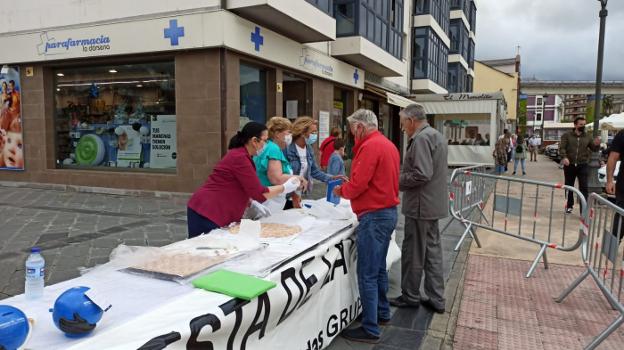 La venera solidaria de Navia resiste al mal tiempo y vende más de 700 dulces