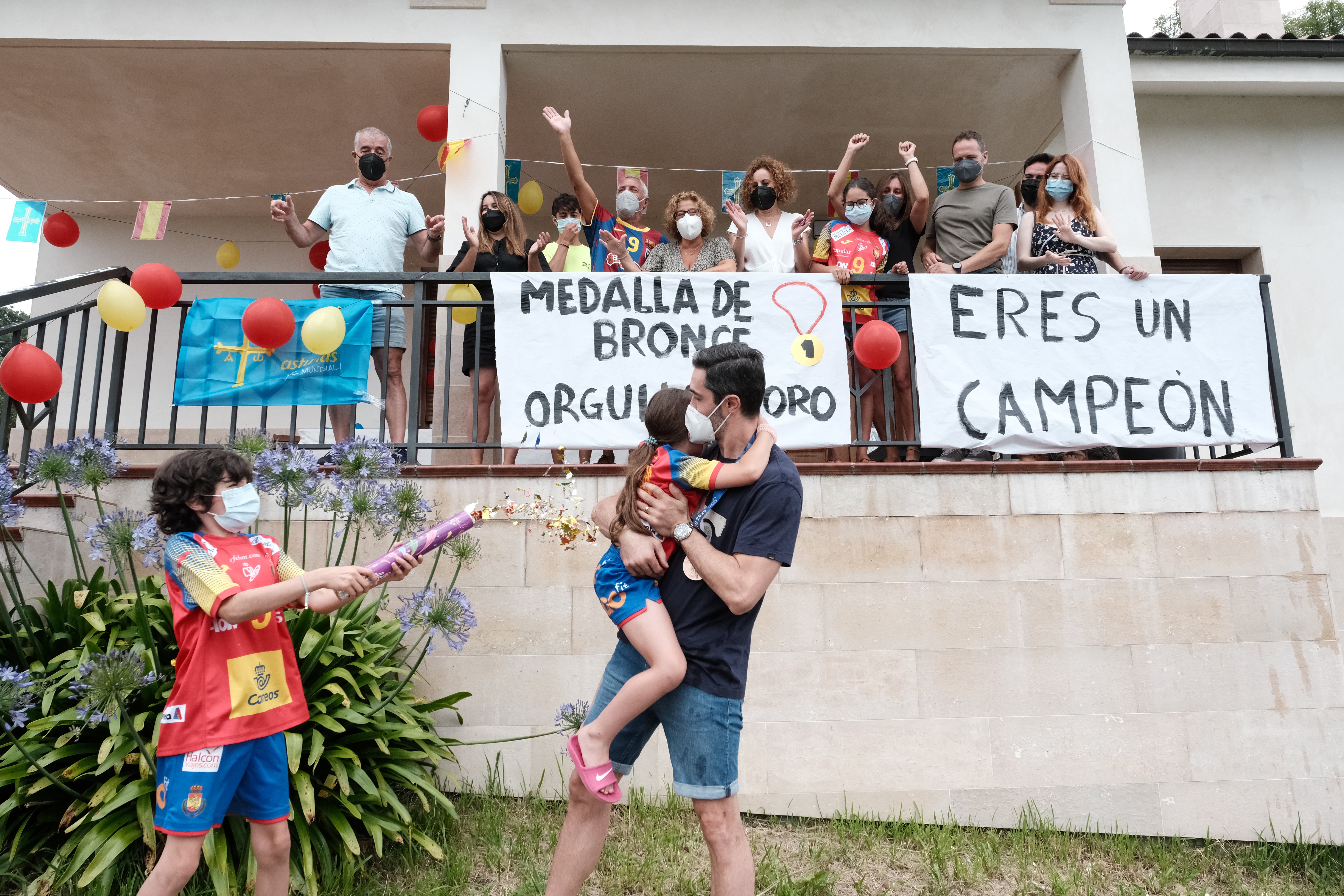 Raúl Entrerríos, recibido por su familia con champán y confeti