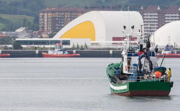 El PP reclama medidas ante la «indefensión» que sufren los pescadores asturianos