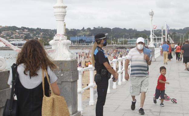 Gijón cierra por primera vez accesos a la playa de San Lorenzo «por aforo completo»