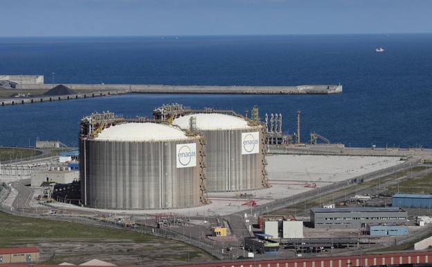 El TSJA anula la penalización del Puerto a la regasificadora por la falta de tráficos