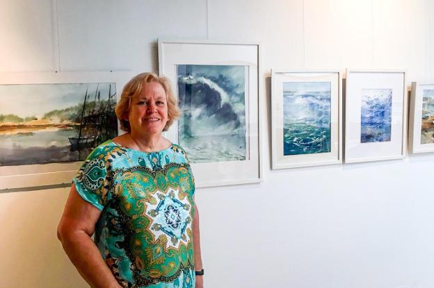 La murense Mariam Martínez-Caro expone sus pinturas sobre la mar