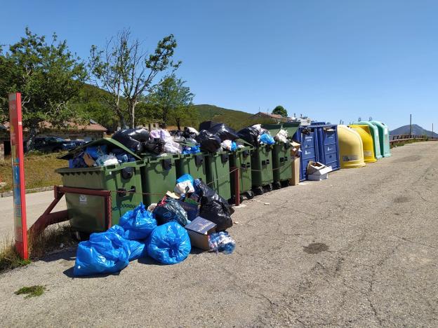 Basura en la «puerta de Asturias en La Raya»