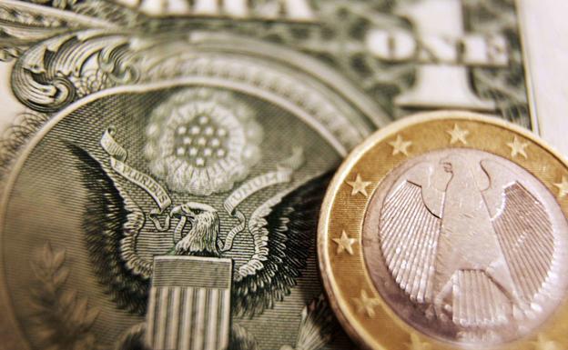 El euro toca mínimos del año frente al dólar