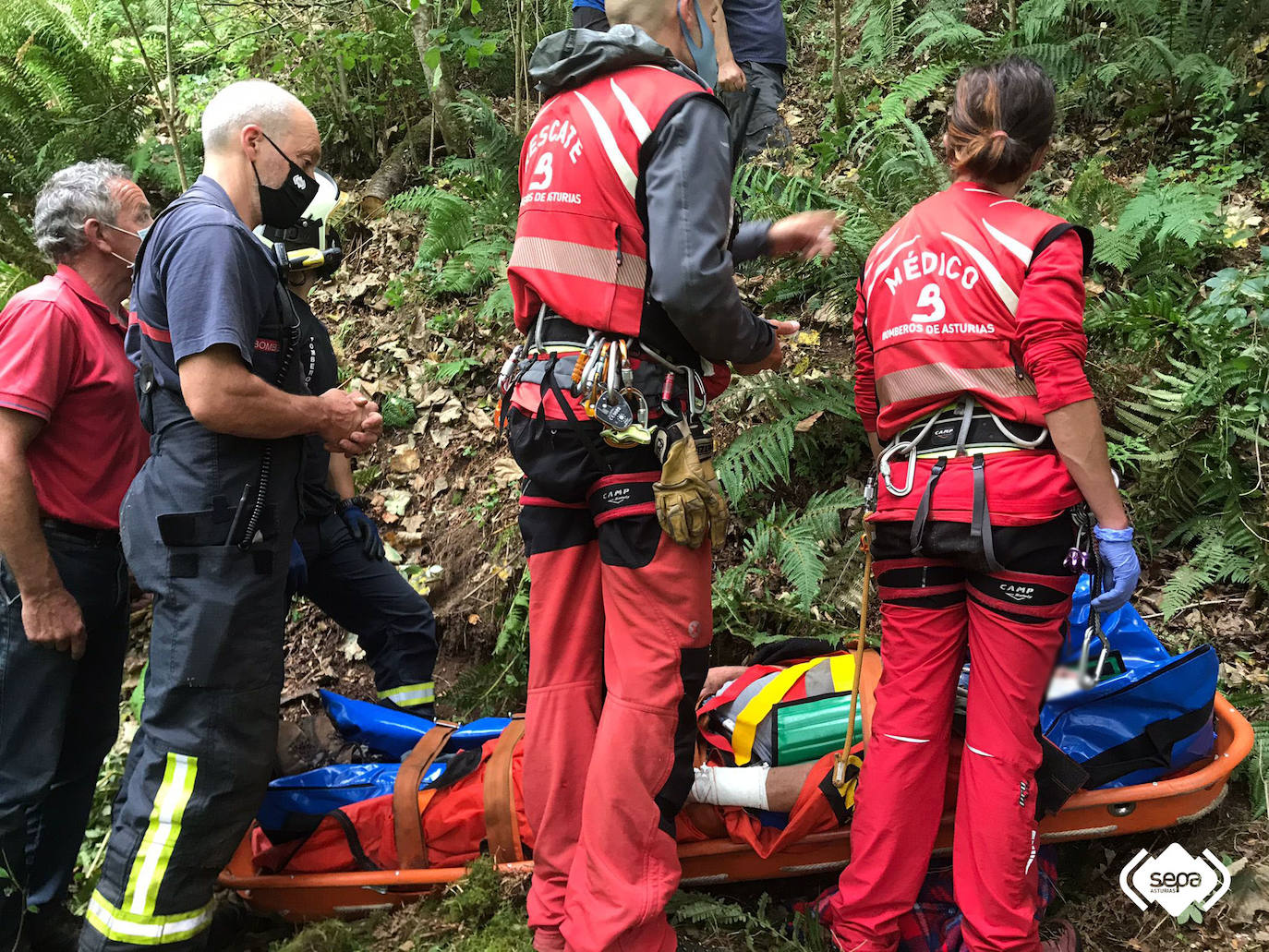 Rescatado un hombre que sufrió una caída en un monte de Colunga