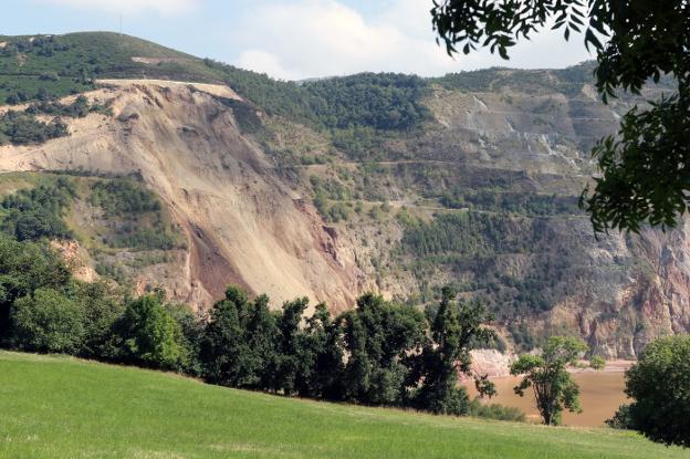 La directora de Minas cree necesario un nuevo proyecto para el talud del argayu de la mina de Belmonte