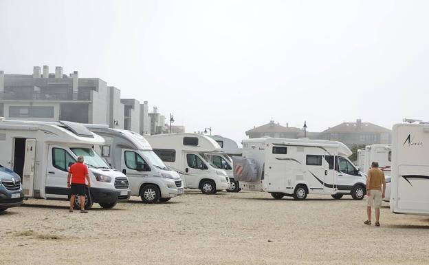 Llanes cierra el paso a los autocaravanistas «que incumplen la normativa»