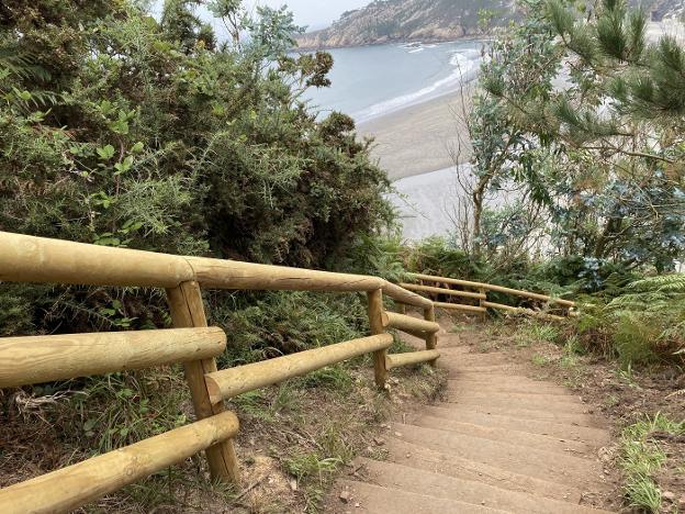 El Ayuntamiento de Navia finaliza las obras del nuevo acceso peatonal a la playa de Barayo