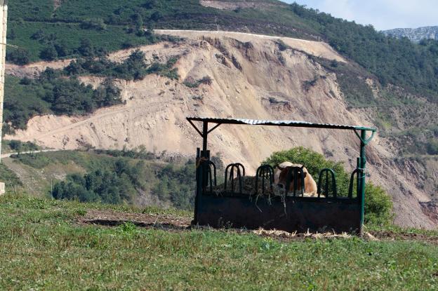 Industria ve necesario un nuevo proyecto para el talud de la mina de Boinás