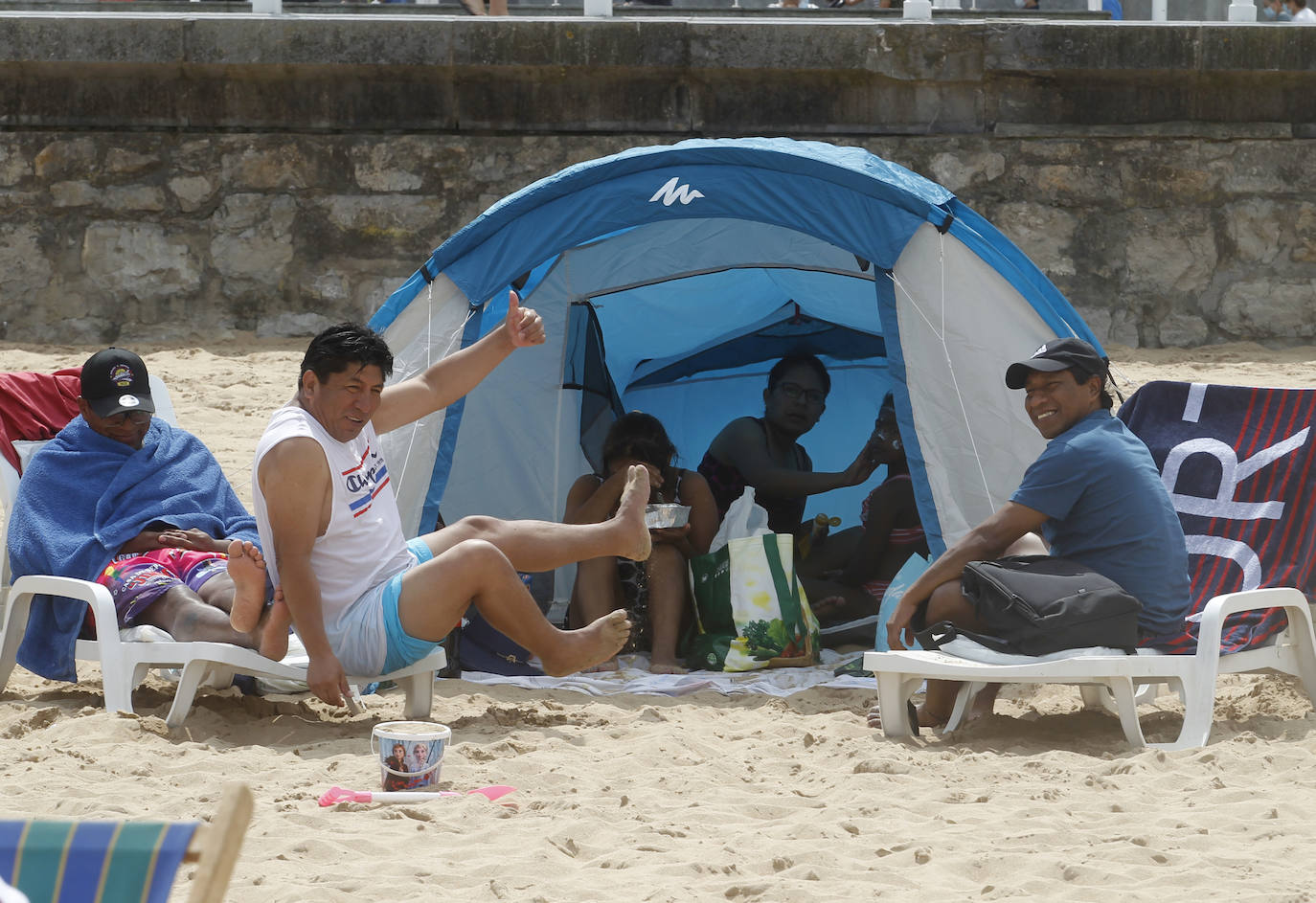 Un domingo de playas y calles llenas
