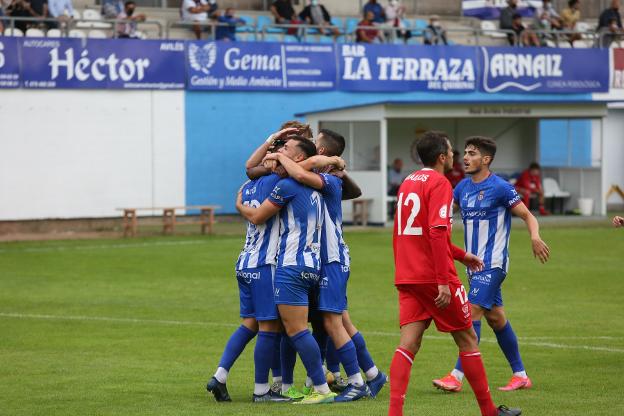 El Avilés muestra sus credenciales ante el Marino y se sitúa líder de grupo en Copa (2-0)