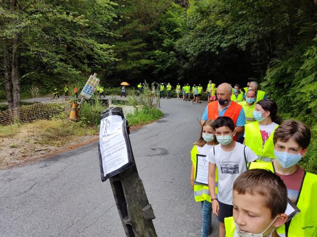 Vecinos de Navelgas y Naraval retoman las protestas por el estado de la AS-219