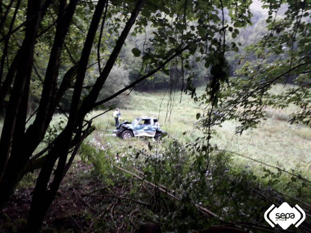 Herida grave tras salirse su coche de la carretera y caer 50 metros en Belmonte de Miranda