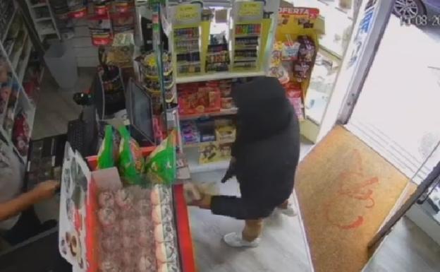 Buscan a un ladrón que asaltó a mano armada un estanco en Gijón