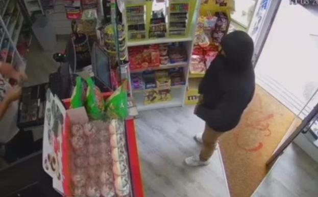Vídeo | Atracan a punta de pistola un estanco en Gijón