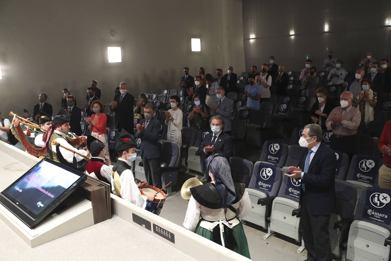 Enrique Pérez, decano del Colegio de Ingenieros Industriales, recibe el Premio Ateneo Jovellanos al Desarrollo Económico