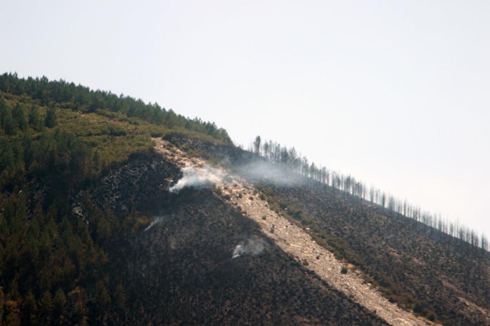 Titánica lucha contra el fuego en Ibias