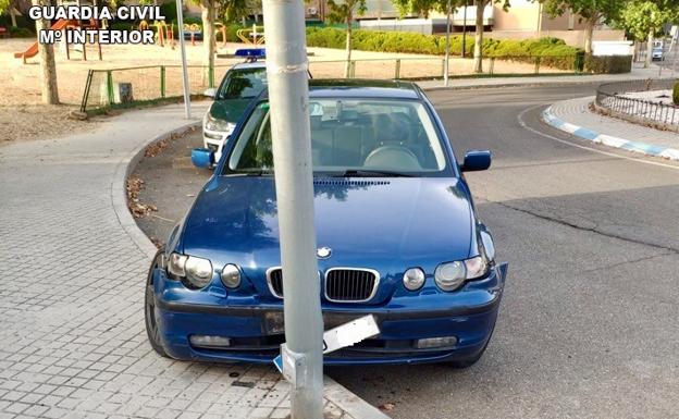 Estrella su coche y se esconde en una casa habitada