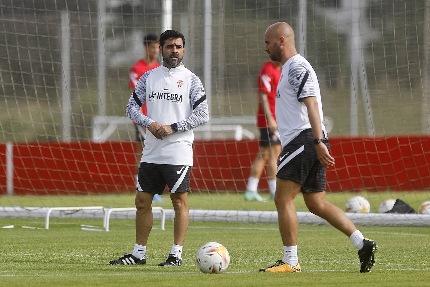 «No tengo un ojo aquí y otro en el mercado, a eso se dedica otra gente», asegura el entrenador del Sporting