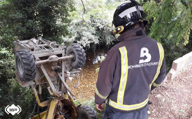 Un trabajador grave tras caer con una hormigonera por un desnivel de 20 metros en Proaza