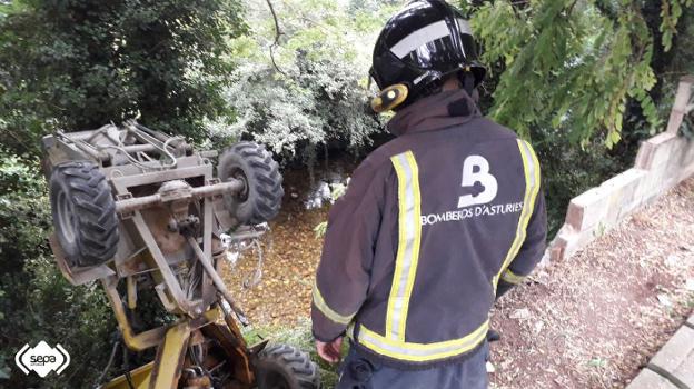 Herido grave un trabajador en Proaza al caer con una hormigonera al río Serandi