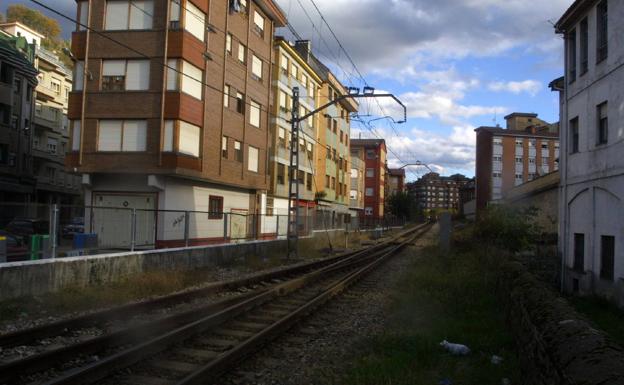 Los vecinos de Sotrondio piden modificar el proyecto del plan de vías de Adif