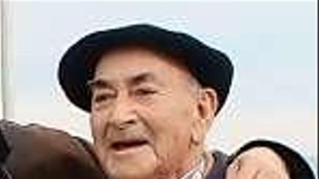 Sobrescobio honra a Alejandro 'el practicante' con una placa en el centro de salud