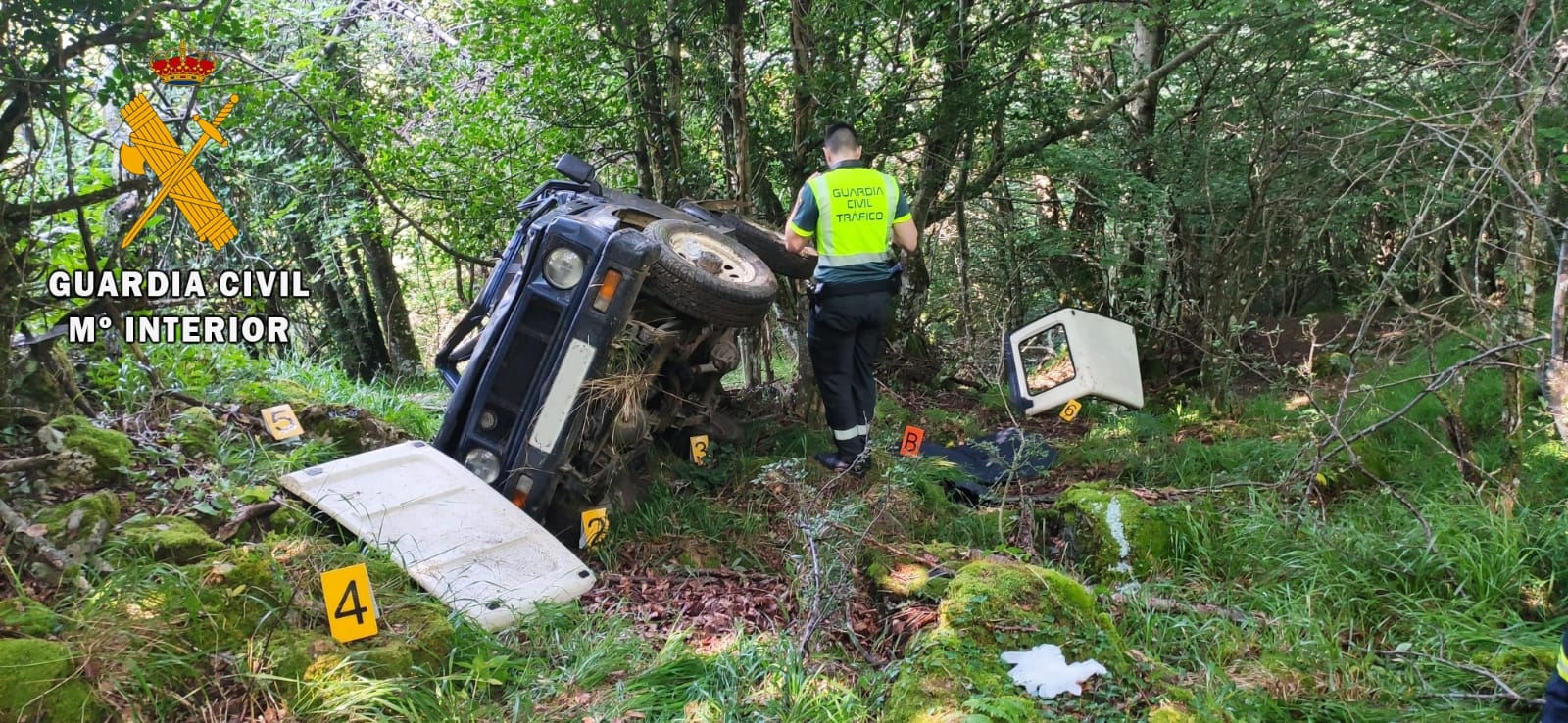 Fallece al volcar con su coche en una pista forestal en Somiedo